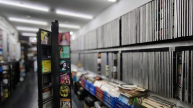 En La Plata hay un negocio que tiene 27 mil vinilos, cassettes, equipos y libros que abren de par en par las puertas de la nostalgia