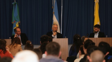 Organizada por el IAPE, Alak participó de una conferencia sobre política argentina y mundial en La Plata