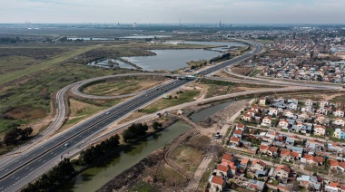 Avanzan los trabajos hídricos en la bajada de la Autopista Buenos Aires - La Plata sobre la avenida 520