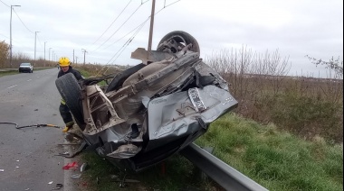 Fuerte choque entre dos autos en la avenida 66 de Berisso