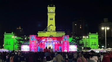 Una multitud se congregó en la Plaza Moreno de La Plata durante la primera jornada del "Perú Vive"