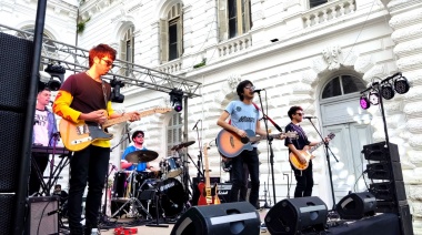Platenses amantes del rock disfrutaron de otro recital gratuito en el Playón del Palacio Municipal