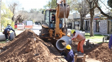 Trabajan en repavimentación asfáltica y la construcción de cordón cuneta en 16 y 501 de La Plata