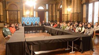 Otro grupo de vendedores ambulantes se retira de la vía pública en La Plata