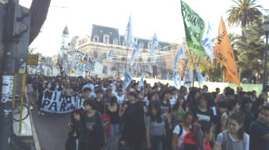 Miles de jóvenes de La Plata y la provincia de Buenos Aires marcharon en un nuevo aniversario de "La Noche de los Lápices"