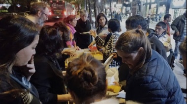 En pleno centro de La Plata y frente a la legislatura bonaerense funciona una olla popular