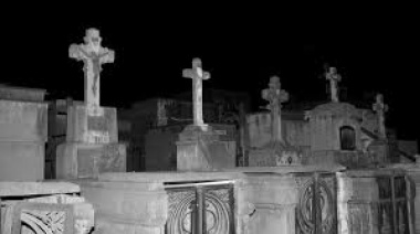 Detuvieron a un hombre en el Cementerio de La Plata por robar placas de bronce