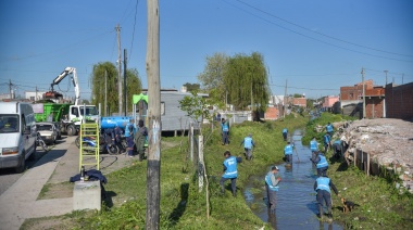 Más de 200 trabajadores participaron de un megaoperativo de saneamiento en el Arroyo Regimiento de La Plata