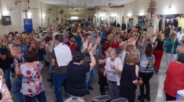 El intendente de Montevideo participó de un bingo recreativo en La Plata