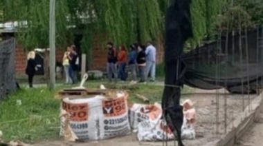 Vecinos de un barrio de La Plata acusan a un hombre de tomar el sector de una calle para construir parte de su casa