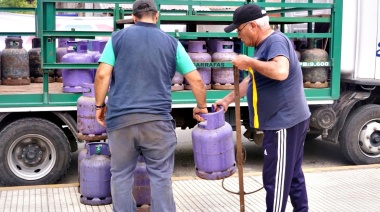 Realizaron un nuevo operativo de recarga de garrafas a valor social en Esteban Echeverría