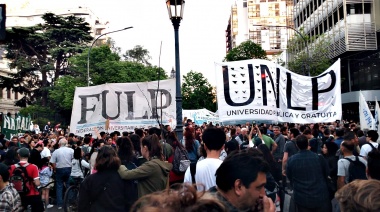 Miles de platenses se movilizaron en defensa de la UNLP y de la educación superior