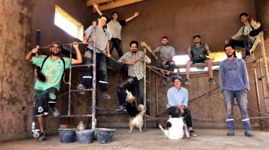 Es arquitecto, de La Plata, y renunció a su empleo en el Estado para liderar un grupo que se dedica a la bioconstrucción