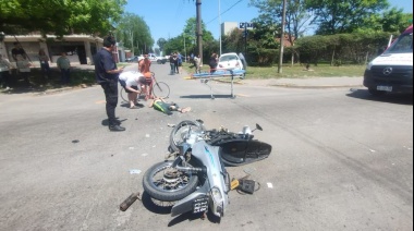 Un joven de 21 años chocó su moto contra un auto en La Plata: fue internado y está fuera de peligro