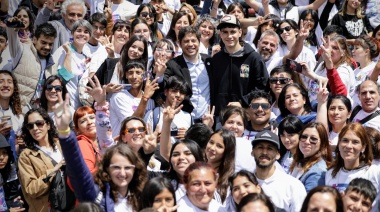 Kicillof encabezó un acto en La Plata y aseguró que "hay una juventud que le dice no al negacionismo"