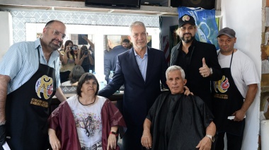 Alak inauguró en La Plata la primera "barbería social" del país