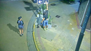 Detuvieron a dos personas en La Plata por vandalizar con pintadas algunos comercios, viviendas y hasta señalética pública