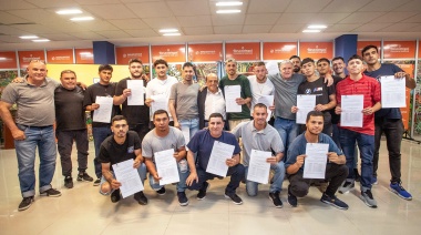 Mussi y Carril Campusano encabezaron el acto de entrega de decretos de pase a planta permanente para 93  trabajadores municipales