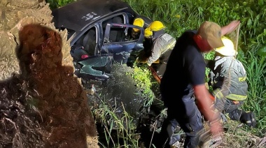 Cuatro jóvenes despistaron con el auto y terminaron en el dique de Ensenada