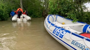Dos hombres tuvieron que trepar un árbol en las playas de Berisso por la crecida del Río de la Plata
