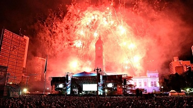 Una multitud colmó la Plaza Moreno para festejar el 142° aniversario de La Plata