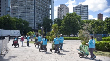 Unos 150 trabajadores comunales de La Plata llevaron adelante un operativo de limpieza en Plaza Moreno