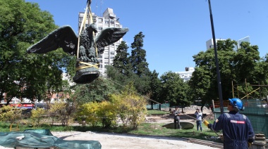 Con 20 operarios y una grúa de 200 toneladas, comenzó la reubicación del monumento de Plaza Italia