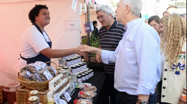 Alak y el ministro Rodríguez recorrieron la feria "Sabores Bonaerenses" en Plaza Moreno