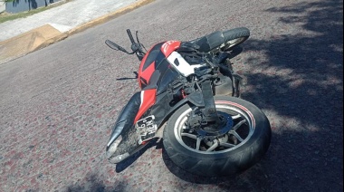 Video: la Policía detuvo a un joven que conducía una moto robada en La Plata
