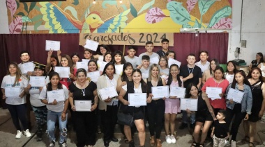 Egresados del Plan Fines recibieron sus diplomas en el CENS N° 457 de La Plata
