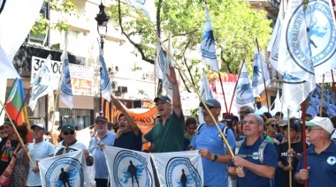 Jubilados se manifestaron frente a la sede del PAMI en La Plata para reclamar "contra el desguace de la obra social"