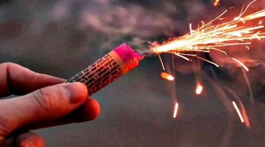 Un niño está al borde de la muerte tras explotarle pirotecnia en la cara