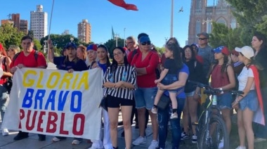 Venezolanos residentes en La Plata se movilizaron frente al Palacio Municipal para repudiar la jura de Nicolás Maduro