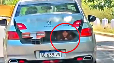 Suspendieron la licencia del juez que fue filmado transportando a su hija en el baúl del auto, pero podría seguir manejando