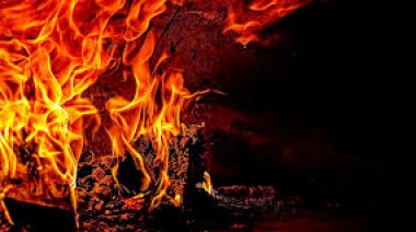 Evacuaron una colonia de vacaciones en La Plata por un incendio en un campo