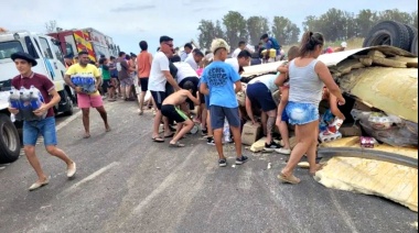 Un muerto y saqueos por un accidente de un camión que volcó sobre la ruta 8