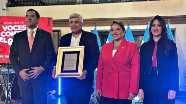 Xiomara Castro distinguió al Movimiento Evita con la entrega de un reconocimiento a un militante de La Plata