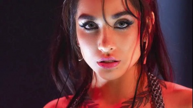 Milei atacó a María Becerra tras las críticas de la artista por los incendios en El Bolsón
