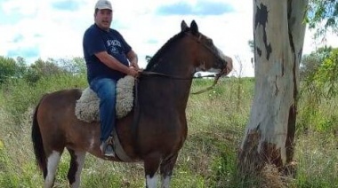 Luego de las abundantes lluvias, funcionario municipal recorrió desagües a caballo