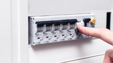 Pronóstico de un temporal en La Plata: EDELAP advirtió que "si ingresa agua al hogar", hay que "cortar el servicio eléctrico desde el interruptor general"
