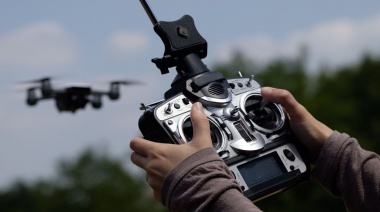 En Lobos luchan contra el uso de drones que esparcen pesticidas y herbicidas: "Están en todas partes"