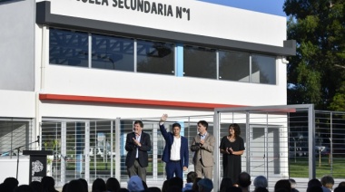 Kicillof abrió el ciclo lectivo de nivel secundario en una escuela de Castelli