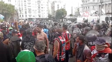 Represión de la Policía en la marcha de jubilados e hinchas de fútbol