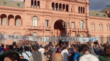 La columna de los jubilados y las hinchadas de fútbol al Congreso de la Nación se trasladó a la Plaza de Mayo