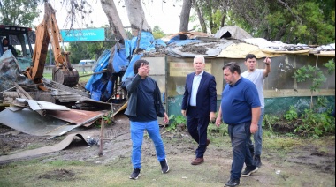 Demolieron una histórica construcción irregular que estaba en la bajada de la autopista de La Plata
