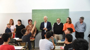 Alak visitó dos escuelas de Villa Elvira en el marco de un plan que beneficia a 80 instituciones educativas