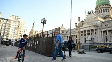 Congreso vallado y carteles que anticipan represión: así se vive la previa de una nueva marcha de los jubilados