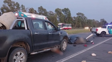 Cuatro personas fallecieron en la Ruta 2 tras chocar su moto con un camión