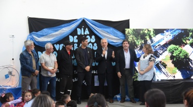 Alak y Sileoni compartieron un acto con veteranos de Malvinas en un Jardín de Infantes de Olmos