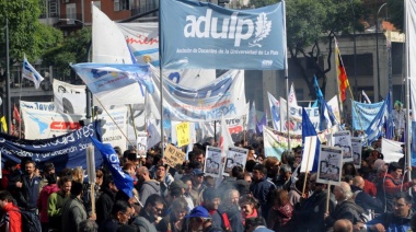 Docentes universitarios de La Plata harán una jornada de visibilización de su plan de lucha, en la antesala del paro general